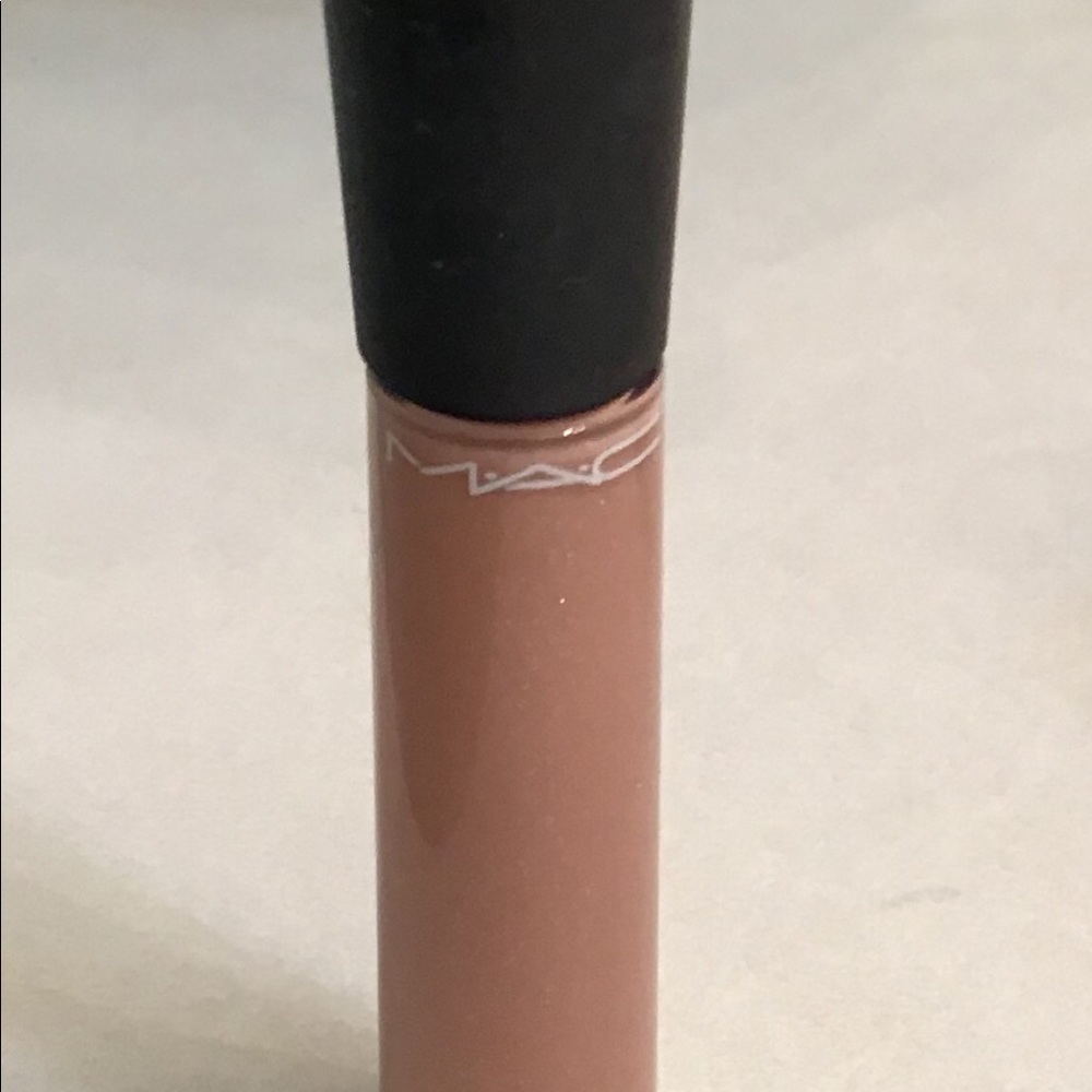 Mac Cosmetics Mineralize lipgloss in Lap Dog